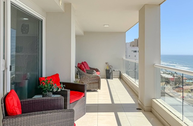 LuxuryPenthouse-Jolla Excellence-Indoorpool&Beach