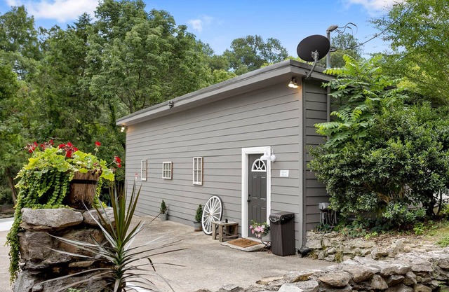 Lyric Guesthouse at GratiDude Ranch - Creekside in Leiper's Fork