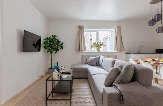 MA - Berlaymont VI - Three Bedroom Apartment, Sleeps 8