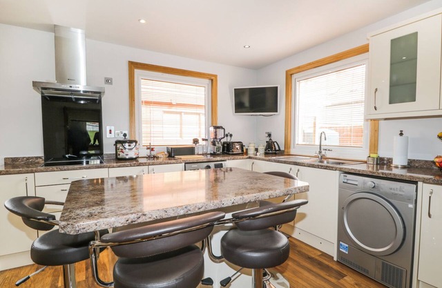 MACLEAN COTTAGE, pet friendly, with open fire in Beauly