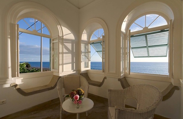 Madalena Do Mar: Ancient house by the sea, in a subtropical ambient