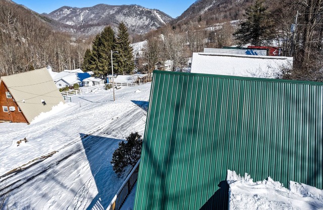 Maggie Valley Ski Chalet: Cozy Winter Retreat- 5 minutes to the Slopes!