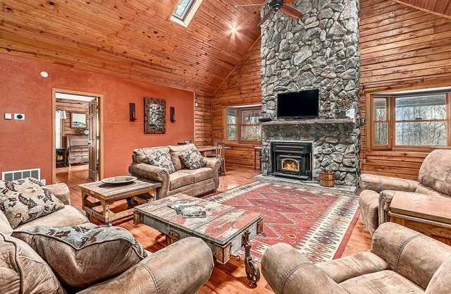 Magic Mountain Lodge; Magnificent Custom Built, FREE WiFi, Hot Tub, Fence Yard