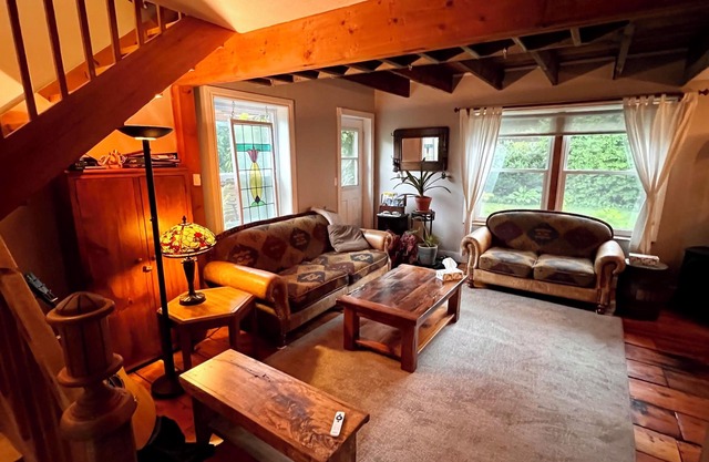 Magnificent 1867 Coach House, private patio, 2 minute walk to downtown