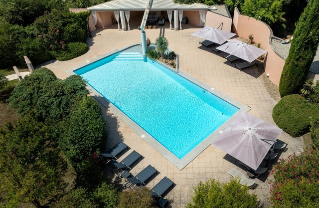 MAGNIFICENT CONTEMPORARY 5 * VILLA IN A LANDSCAPED PARK IN PROVENCE