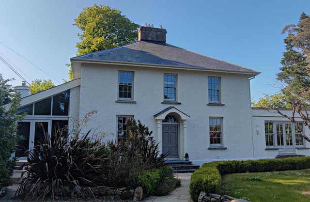 Magnificent country house with hot tub, 7 miles from sandy beaches