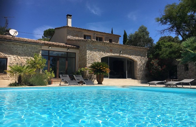 Magnificent dry-stone farmhouse with infinity pool in absolute calm