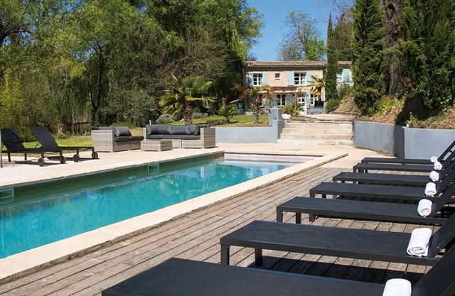 Magnificent restored farmhouse in Crillon-le-Brave with swimming pool