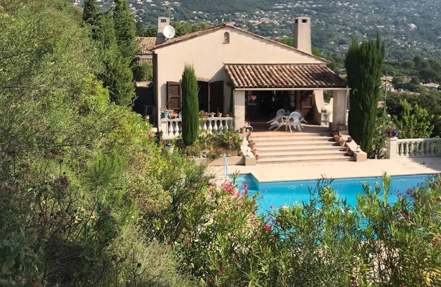 Magnificent villa with swimming pool and private parking