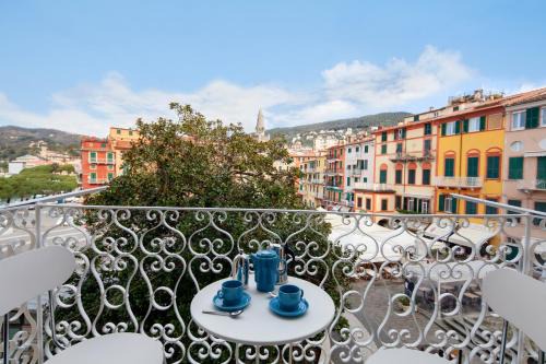 "Magnolia Apartment" Historic, Elegant, Seaview, 2 Aircondo BDR, 2BTH, pedestrian area, Free Garage 200 mt far!