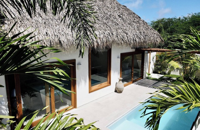 MAHALO Charming 2-bedroom Villa Palmera on the beach with Pool, AC and Starlink!