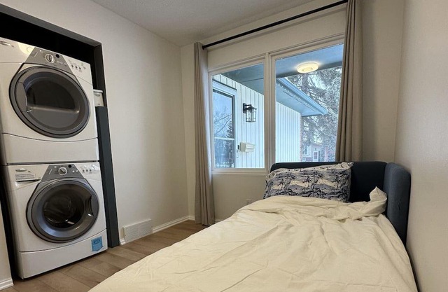 Main Floor 3 bedroom, sleeps 5-6, family-friendly.