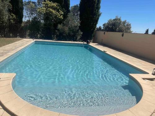 Maison 70m2 privatisée Provence avec piscine & jardin