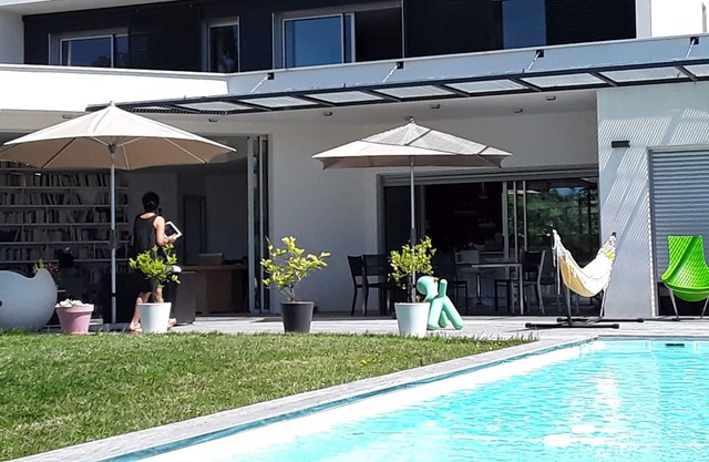 Maison Contemporaine Avec Jardin et Piscine au Calme,