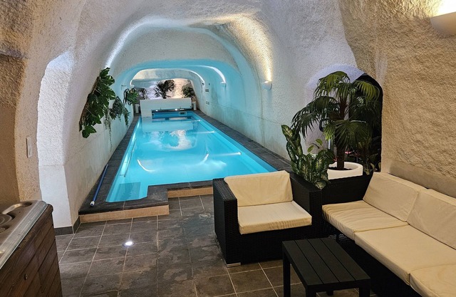 Maison de Charme , Semi Troglodytique Avec spa et Piscine Intérieure