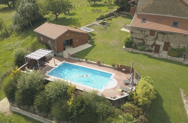 Maison de Charme, sol en Pierre, Dans Petit Hameau Tranquille