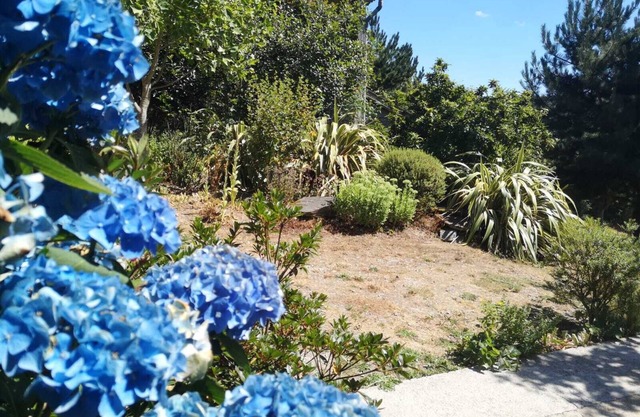 Maison en Pierre D'ardoise, sur Flanc de Collines et Près des Sentiers de Nature