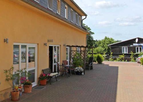 Maisonettewohnung Mit Wendeltreppe Zum Schlafbereich Und Kleiner Eingangsterrasse Im Nebengebäude