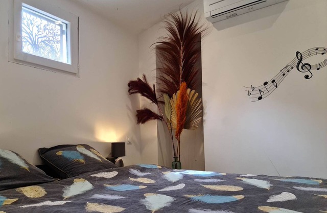 Maisonnette 40 m2 with terrace swimming pool view Ste Victoire parking