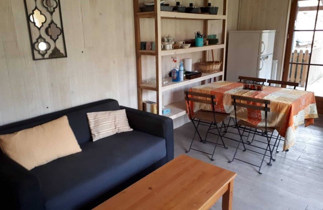 Maisonnette Mitoyenne Avec Jardin Dans un Petit Hameau Sympa,