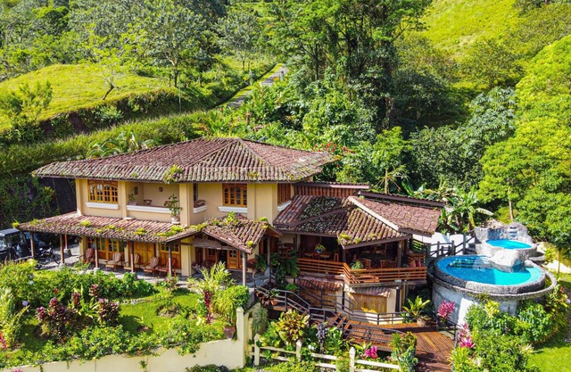 Majestic Lodge. Luxury and Spacious Lake Front House with Private pool & Jacuzzi..!
