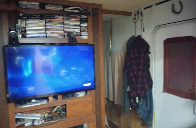 Male,50,Rmmate w/me in camper, futon.,shwr.w/hot water,off Hwy412,smoking,own rm