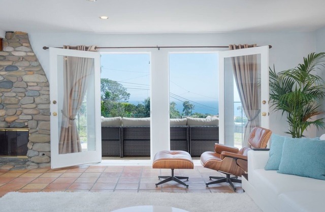 Malibu Beach House Sweeping Panoramic Views Walk 2 beach