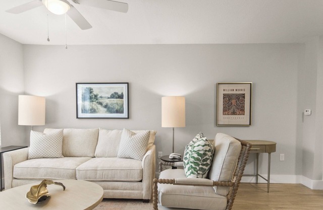 Mama D's Riverfront Retreat - Gorgeous Riverfront Condo with Pool & Gym Access