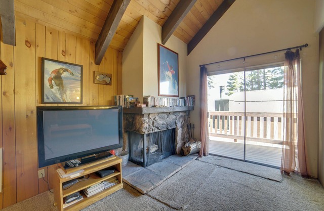 Mammoth Lakes Condo w/Fireplace & Mountain Views