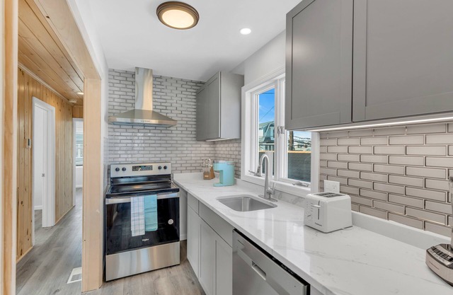 Manasquan BeachSide Back House 50 ft to Beach - Completely Updated