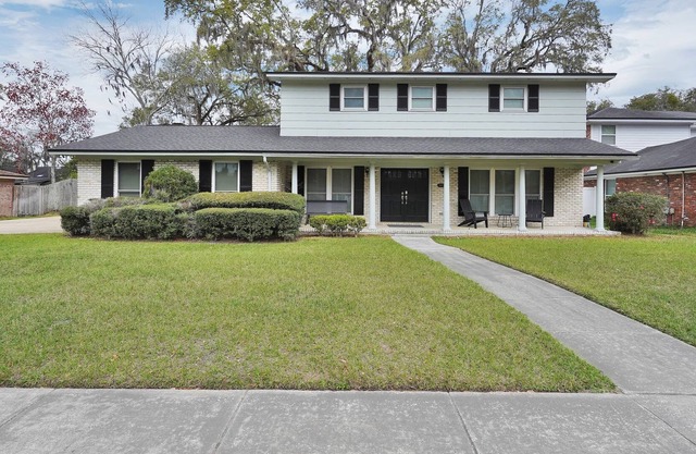 Mandarin Walkable Location, Spacious Home, Pool