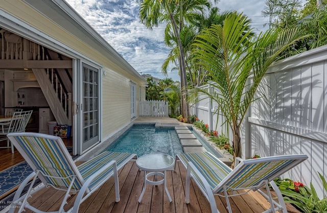 Mango Cottage- 2 bedroom 2 bath with private pool