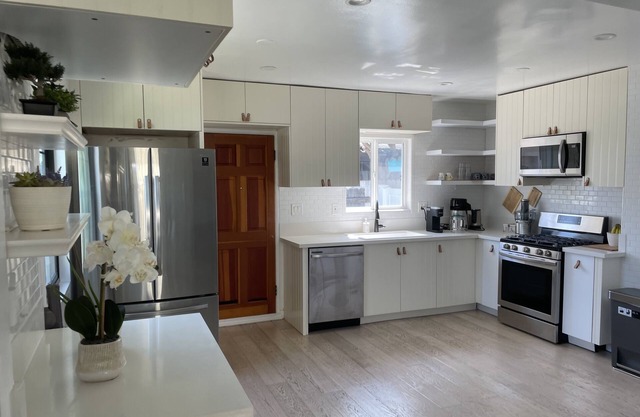 Manhattan Beach Vacation House - For solo, pair, family and business travelers