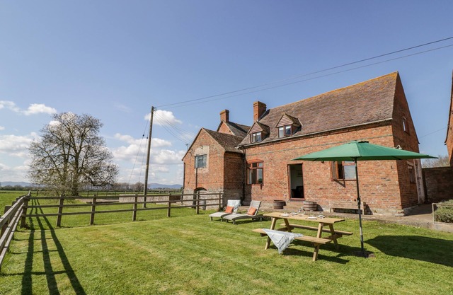 MANOR FARM COTTAGE, pet friendly, with a garden in Upton Upon Severn