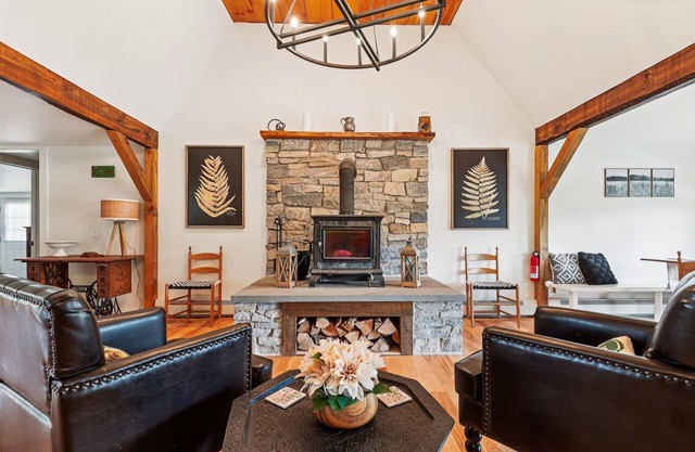 Maple Fox: large 2br, wood stove, deck, & firepit!