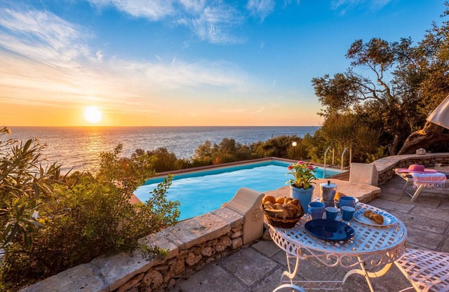 MAREBLU, trullo with splendid veranda facing the sea inside the Franchina