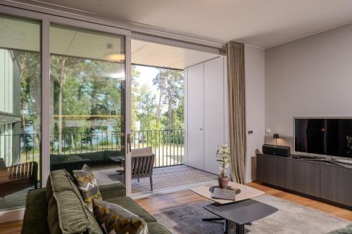 Marina Apartment am See mit Pool und Sauna