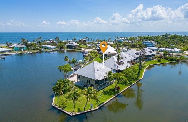 Marina Gardens Condo, 2/2 with Incredible Endless Water Views! Boat Lift Included!