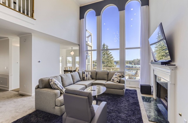 Marina View Lake Lanier Islands and Margaritaville - House w/Hot Tub & Skeeball