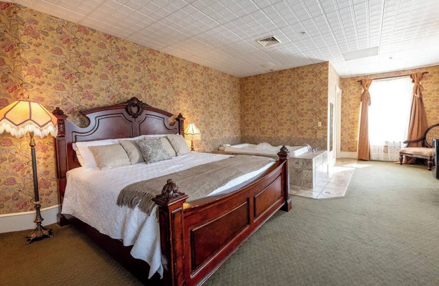Mark Twain Room - Big Tree Inn - In-Room Jacuzzinn