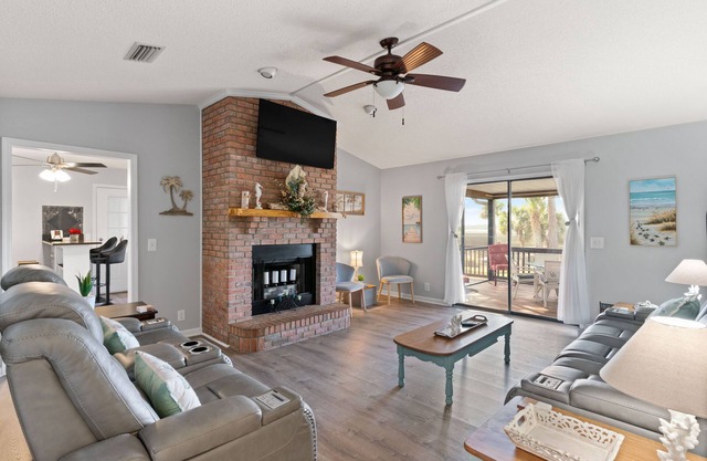 Marshfront pet-friendly home!
