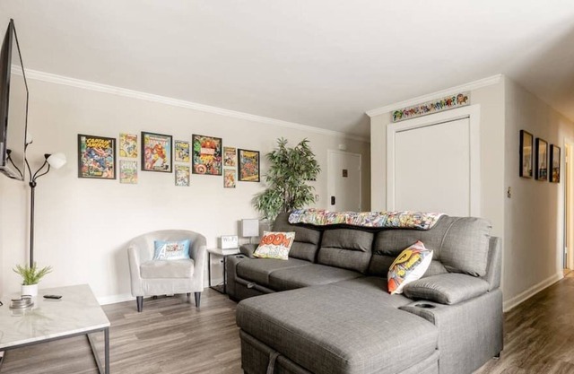 Marvel Comics 2 Bedroom Apt on the KC Plaza w/Pool