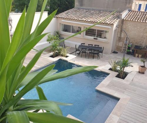 Mas du Touret piscine à débordement et jacuzzi