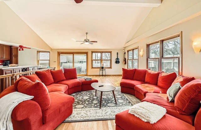Massive 5BR, 4-level 3,300 sq ft House, PokerRoom,PoolTable, Darts, Bowling