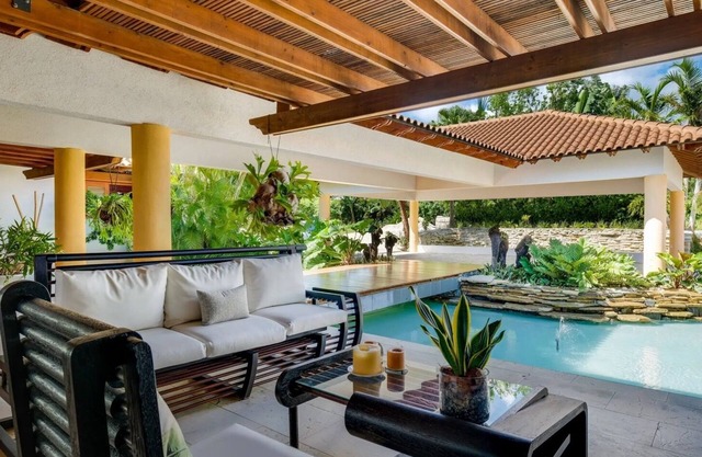 Massive Pool, Sleeps 24 guests, Ocean Views