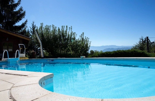Master bedroom, swimming pool, panoramic view of the Alps