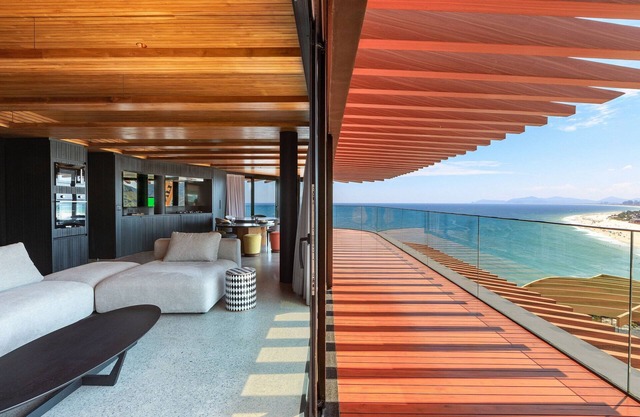 Masterpiece Facing the Ocean – Joa012