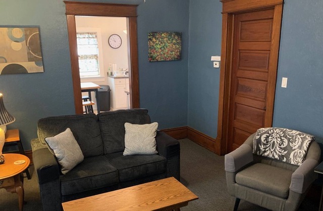 May 12-14 Available -1stFloor/1BR Apt Downtown Loudonville/Mohican Country