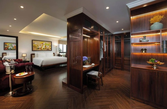 MAY DE VILLE Crown Hotel 1