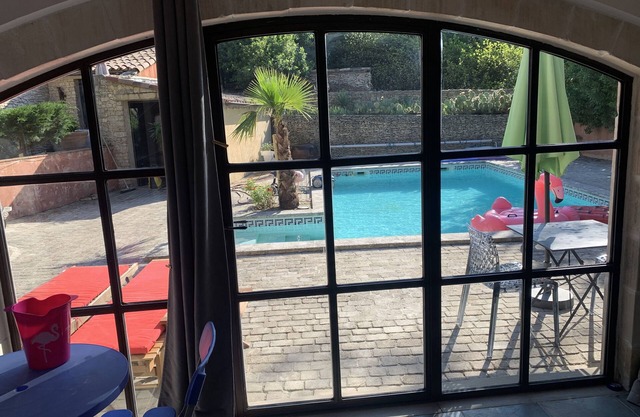 Mazet with swimming pool under the pines a few minutes from the city center